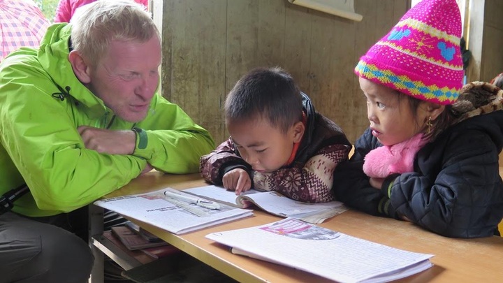 Two foreigners walk 7,000km to help Vietnamese children - 2