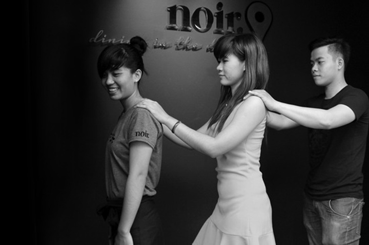 What am I eating? 'Blind' restaurant opens in HCM City - 3