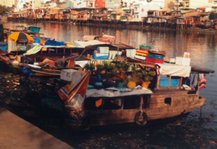 Hanoi hosts photo exhibition “I Love My City” - 6