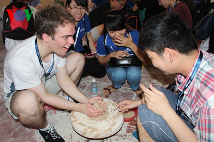 International students tour Bat Trang ceramic craft village - 6
