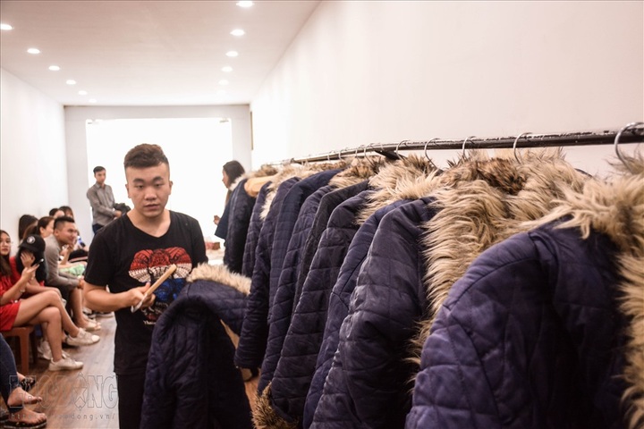 Icy coffee shop proves popular during heat wave - 6