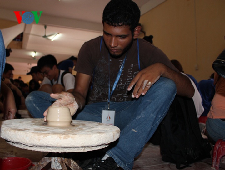 International students tour Bat Trang ceramic craft village - 7