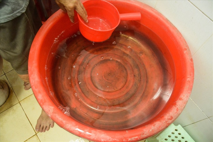 Thousands in Hanoi struggle with contaminated water - 2 Thousands in Hanoi struggle with contaminated water - 2