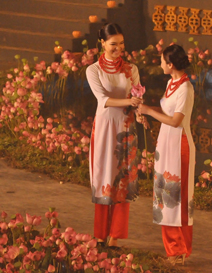 Ao Dai beauty honoured at Hue Festival - 3