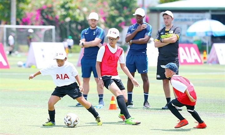 English football coaches train kids in Vietnam - 1 English football coaches train kids in Vietnam - 1