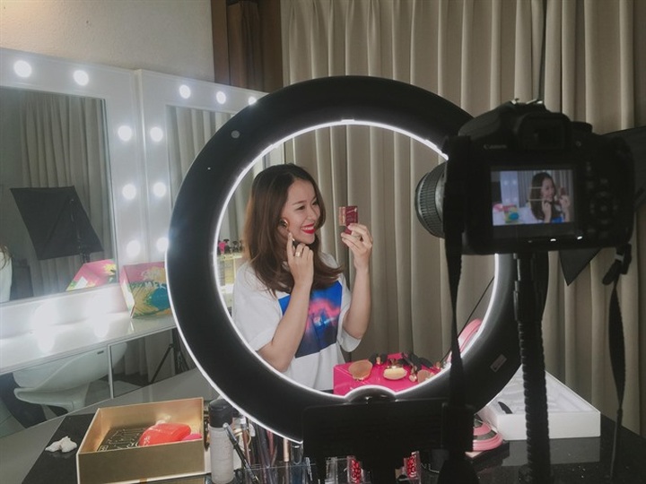 Vietnam youth tap into blogging, vlogging trend - 1