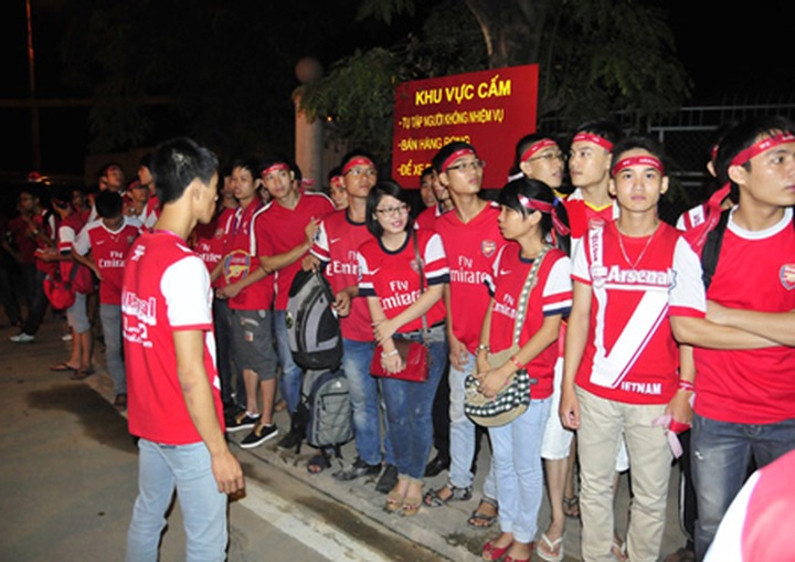 Vietnamese football fans crazy for visiting Arsenal Football Club - 1 Vietnamese football fans crazy for visiting Arsenal Football Club - 1