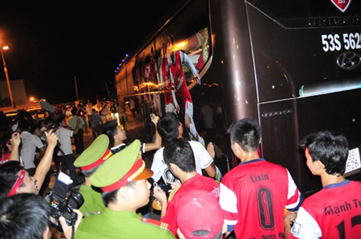 Vietnamese football fans crazy for visiting Arsenal Football Club - 2 Vietnamese football fans crazy for visiting Arsenal Football Club - 2