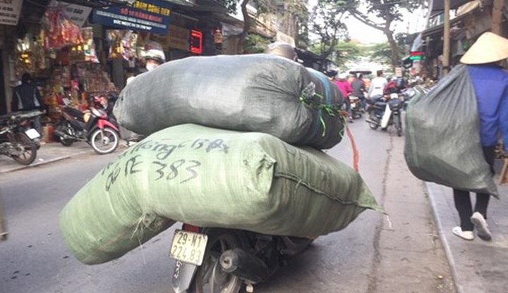 Hanoi tackles overloaded vehicles as Tet nears - 2