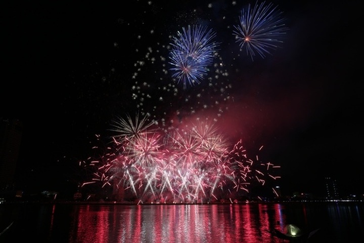 The UK, Australia, Italy to compete at final round of Danang International Firework Festival 2017 - 2
