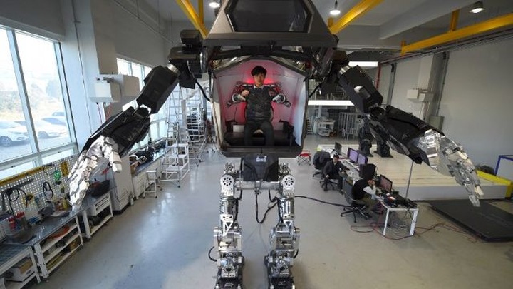 Avatar-style South Korean manned robot takes first baby steps - 1