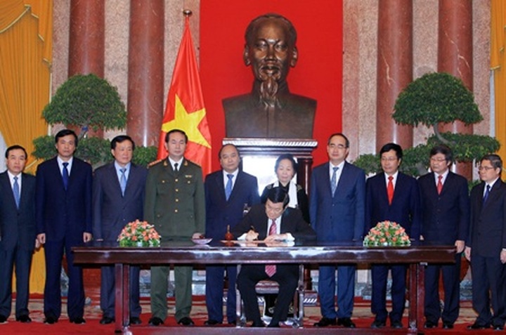 President signs order to implement newly revised Constitution - 1