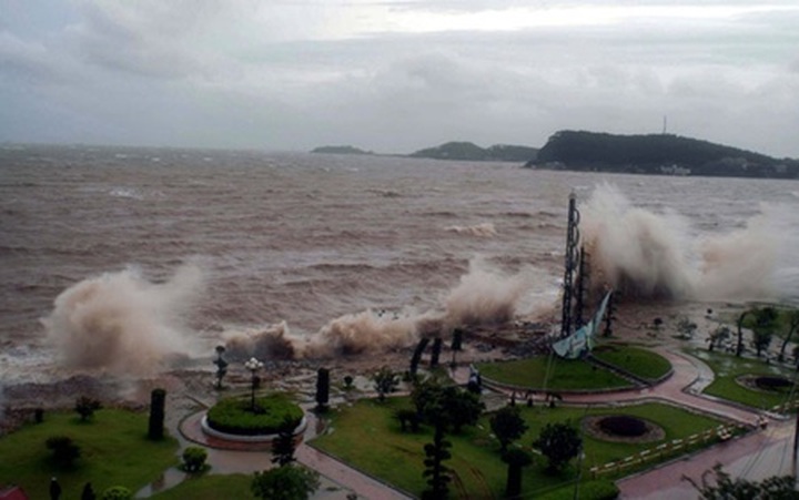 One dead, three missing in storm - 1