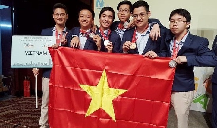 NA Vice Chairwoman Phong meets most outstanding students of 2016 - 1 NA Vice Chairwoman Phong meets most outstanding students of 2016 - 1