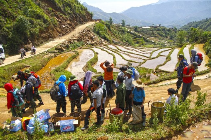 Admiring starry sky on Bach Moc Luong Tu mountain top - 1