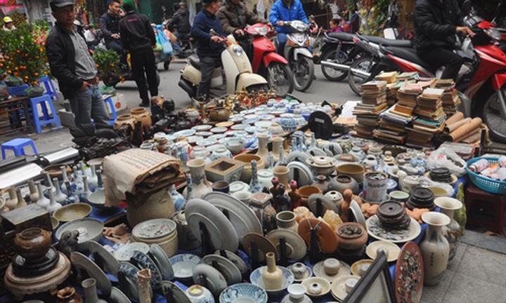 Special Tet market in Hanoi's Old Quarter - 1