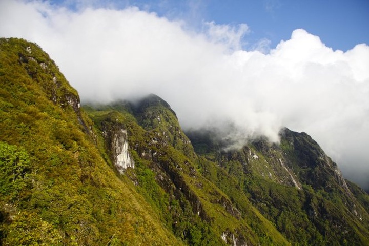 Admiring starry sky on Bach Moc Luong Tu mountain top - 12
