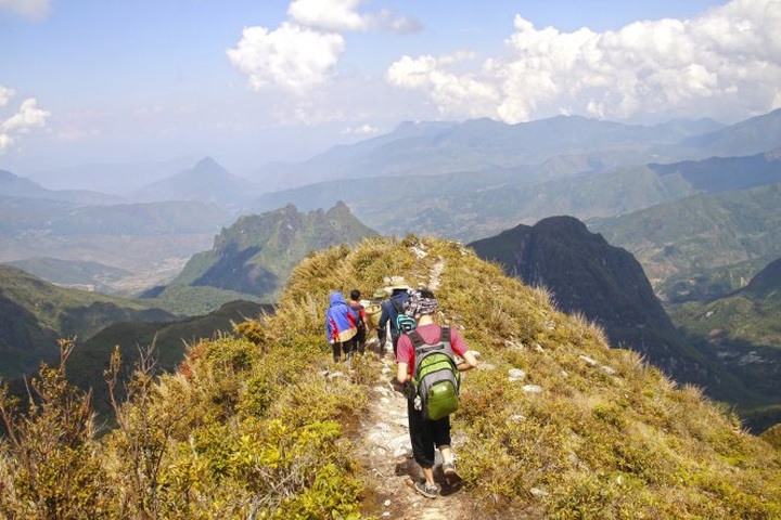 Admiring starry sky on Bach Moc Luong Tu mountain top - 2