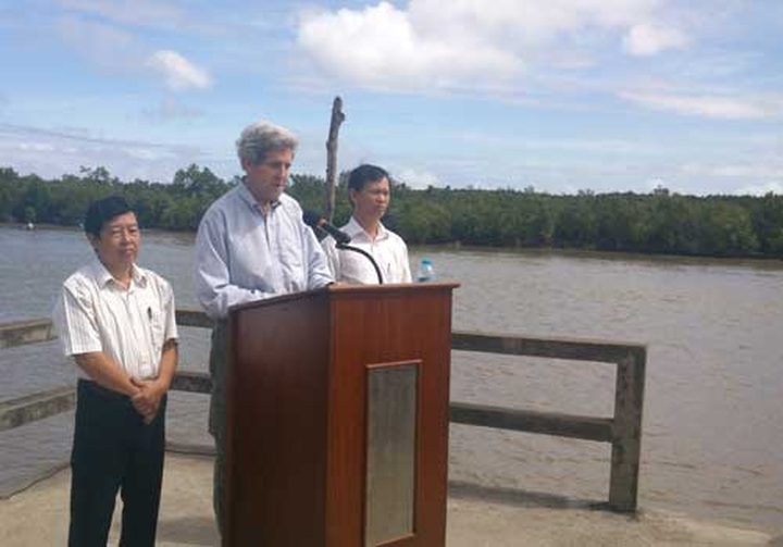 US State Secretary visits old battlefield - 3