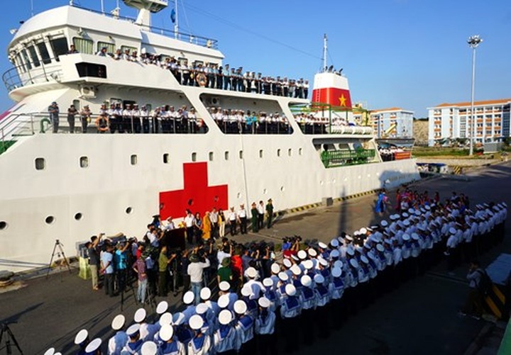 Tet gifts brought to Spratly Islands - 2