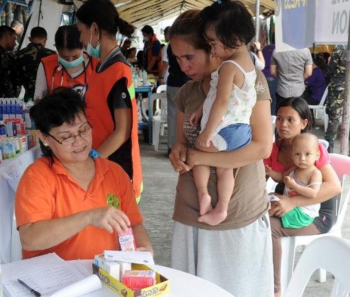 Mass vaccinations for children in typhoon-hit Philippines - 1