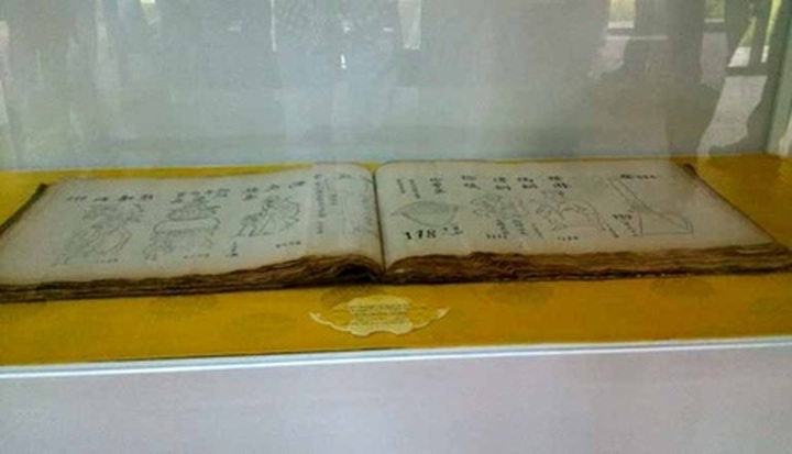Rare book given to Hue museum - 1 Rare book given to Hue museum - 1