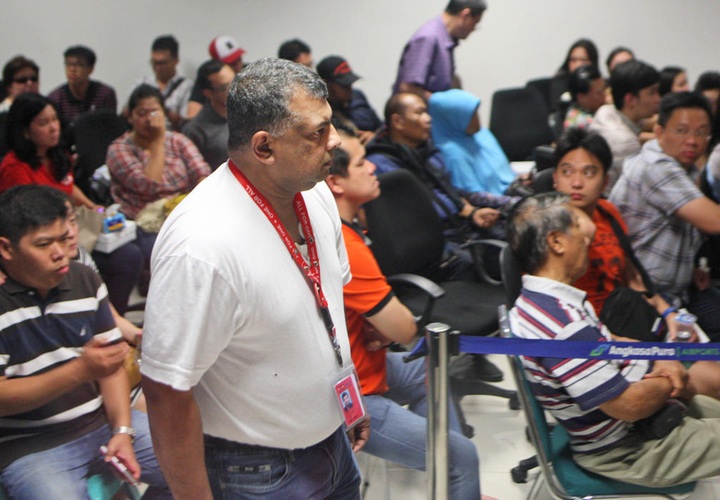 Search resumes for missing AirAsia passenger jet - 1 Search resumes for missing AirAsia passenger jet - 1