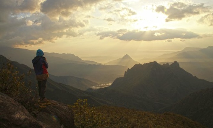 Admiring starry sky on Bach Moc Luong Tu mountain top - 8