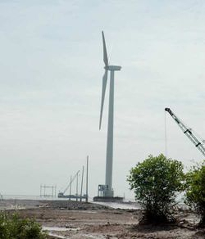 New turbine in Bac Lieu's wind-power project ready for generation - 1