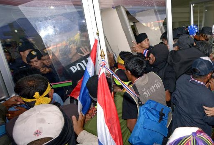 Thai police use tear gas as protesters storm poll venue - 1