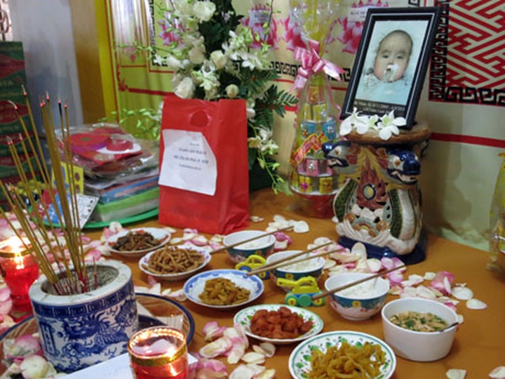 Fourth death anniversary of abandoned baby held in HCM City - 2