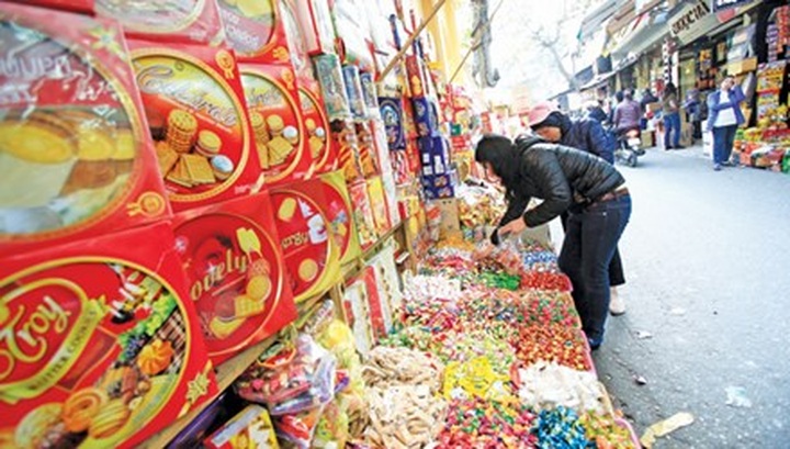 Foreign food, sweets favoured for Tet - 1