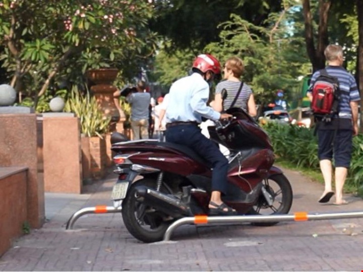 HCM City desperate to prevent driving on pavements - 1 HCM City desperate to prevent driving on pavements - 1