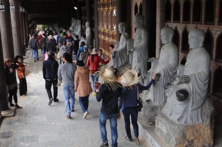 Lax security causes chaos at a festival - 8