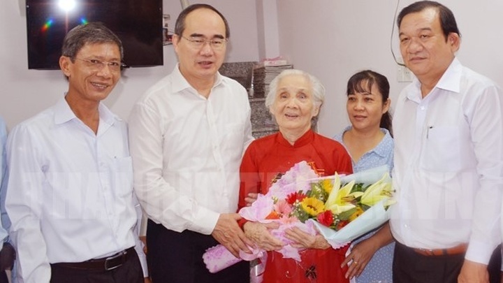 Party and State leaders salute Vietnamese heroic mothers and wounded soldiers - 1