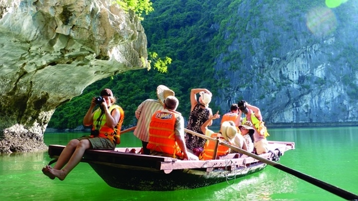 Vietnam welcomes over 5.5 million foreign tourists in first four months - 1