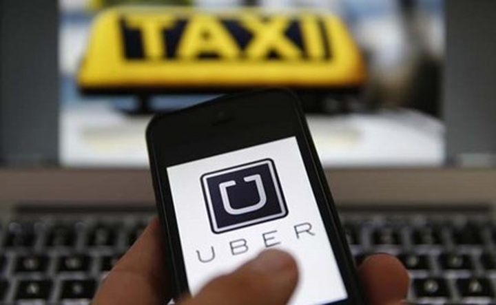 Hanoi plans to impose taxi badges on Uber and Grab cars - 1