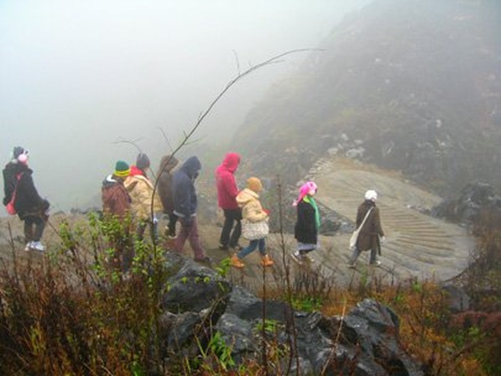 Ancient town at foot of misty Don Cao Mountain - 3