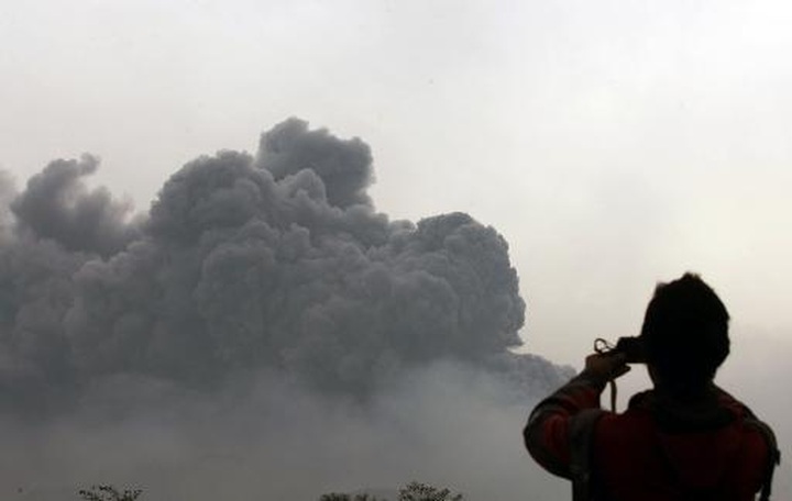 Two dead, flights disrupted as Indonesia volcano erupts - 1