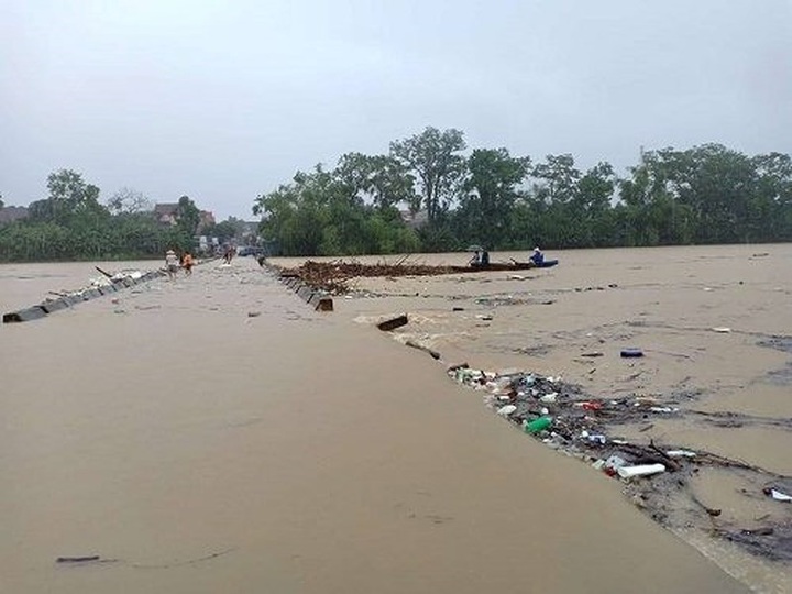 One killed as Ha Tinh ravaged by floods - 1