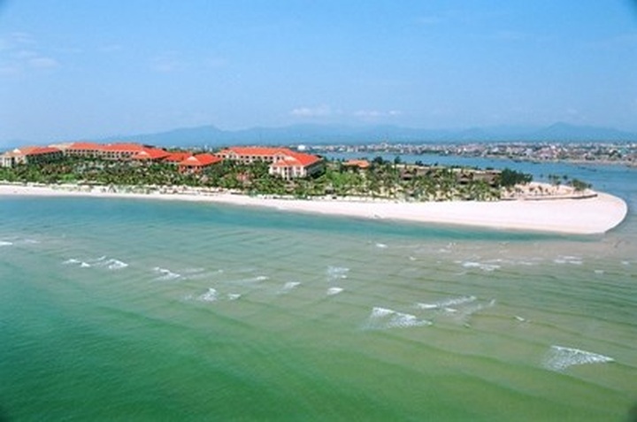 Nhat Le among top 10 most attractive beaches in Vietnam - 1