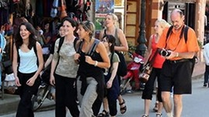 Over 3.5 million foreigners visit Vietnam in six months - 1