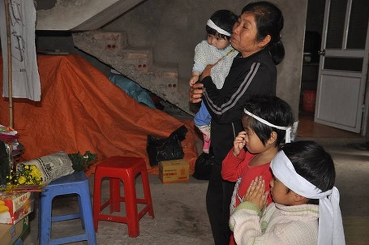 Three small children orphaned - 1