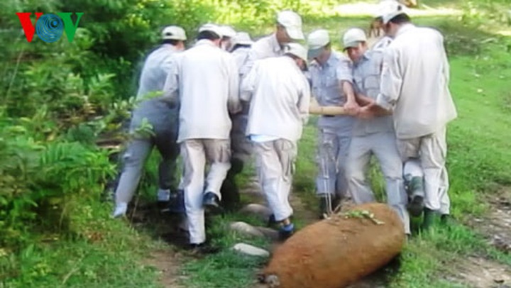 Unexploded bomb unearthed in Quang Tri - 1
