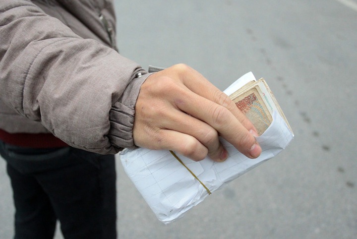 Drivers use small change to protest over tollgate - 6