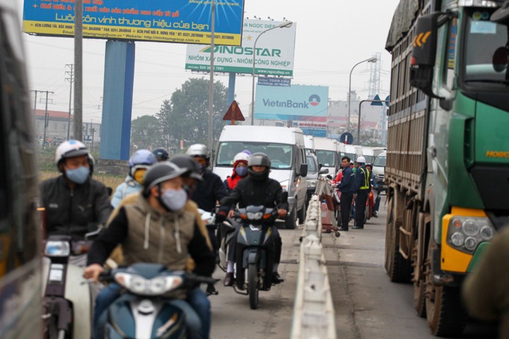 Drivers use small change to protest over tollgate - 3