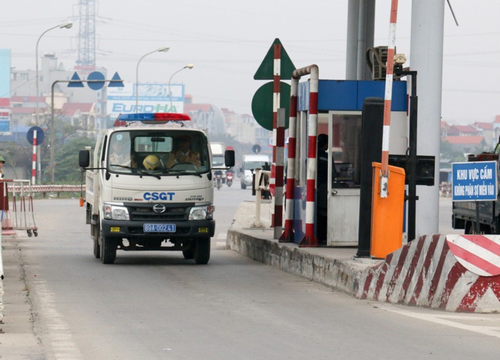 Drivers use small change to protest over tollgate - 9