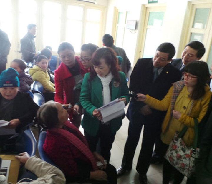 Health minister hears patient complaints about hospital staff - 1