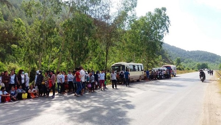 Landlords blockade worker buses - 1