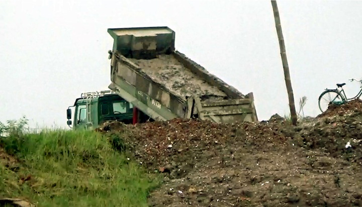 Trucks dumping potentially toxic mud into Red River - 1